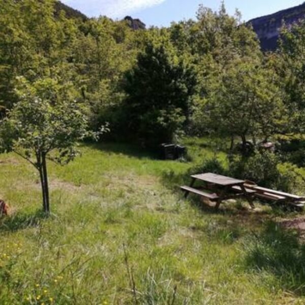 Grand jardin clos des Gîtes la Maison d'Omélie en Aveyron à Tournemire proche de Millau en Occitanie