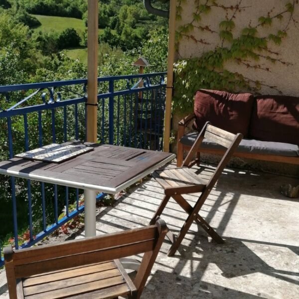 Terrasse des Gîtes la Maison d'Omélie en Aveyron à Tournemire proche de Millau en Occitanie