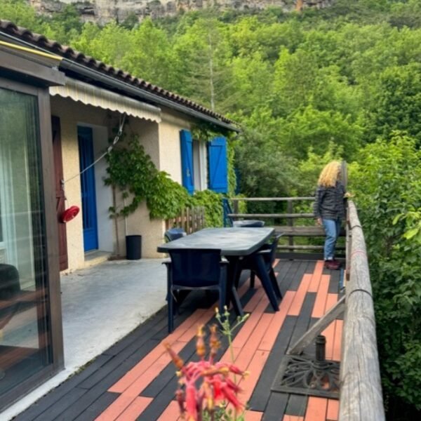 Terrasse des Gîtes la Maison d'Omélie en Aveyron à Tournemire proche de Millau en Occitanie