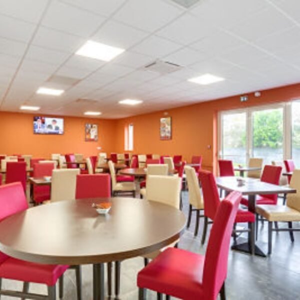 Salle de restaurant de l'Hôtel Caen Mémorial en Normandie dans le Calvados proche des Plages du débarquement