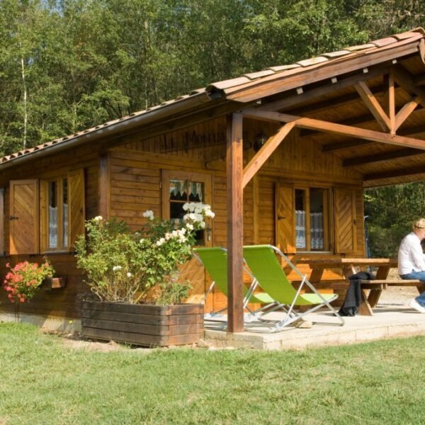 Chalet du Camping Domaine de la Besse dans les Pyrénées en Ariège à Camon