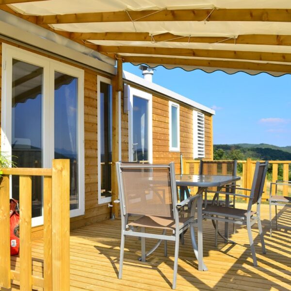 Terrasse d'un mobil home bois au Camping Domaine de la Besse dans les Pyrénées en Ariège à Camon