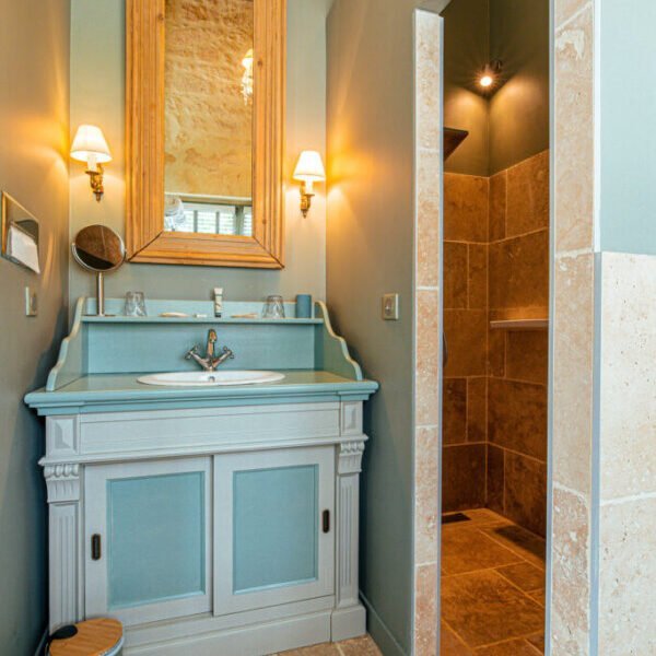 Salle de bain haut de gamme de la Maison d'Hôtes Clos Marcamps entre Bordeaux et Blaye en Gironde en Nouvelle Aquitaine