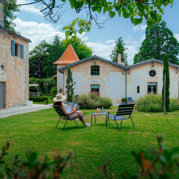 Farniente dans le parc de la la Maison d'Hôtes Clos Marcamps entre Bordeaux et Blaye en Gironde en Nouvelle Aquitaine