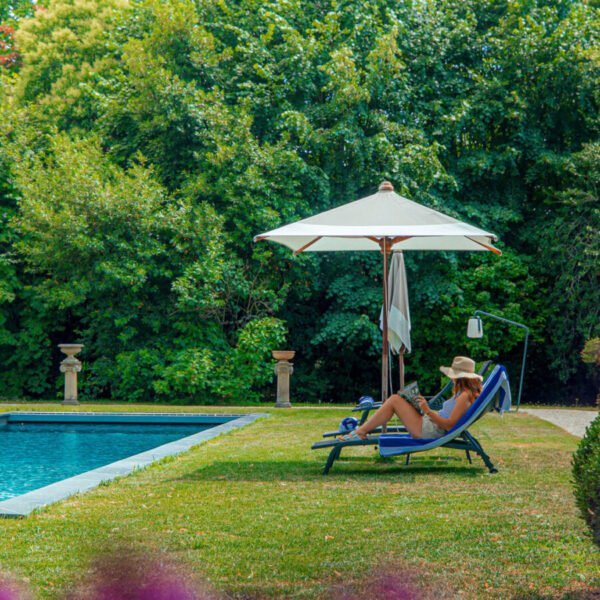 Piscine et bain de soleil de la Maison d'Hôtes Clos Marcamps entre Bordeaux et Blaye en Gironde en Nouvelle Aquitaine