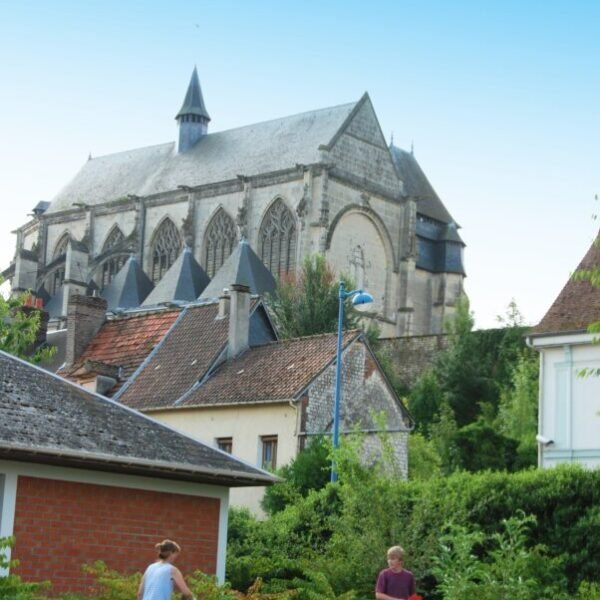 Enfants qui jouent au ping pong au Camping Municipal Camp'Eure à Pont de l'Arche en Normandie dans l'Eure