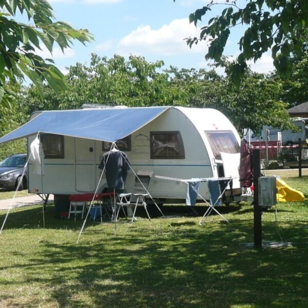 Caravane au Camping Municipal Camp'Eure à Pont de l'Arche en Normandie dans l'Eure