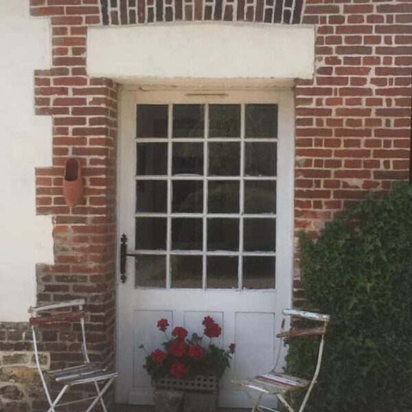 Petit coin avec chaises dans le jardin des Gites Le Paddock du Bec en Normandie au Bec-Hellouin dans l' Eure