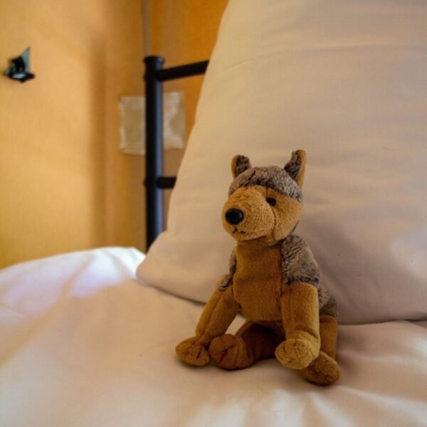 Peluche sur un lit au Glamping Le Camp dans le Tarn et Garonne à Varen proche d'Albi