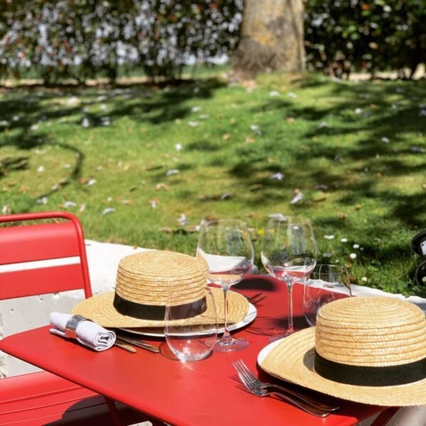 Table dressée dans le jardin du Manoir de Surville, établissement Haut de Gamme dans l'Eure en Normandie