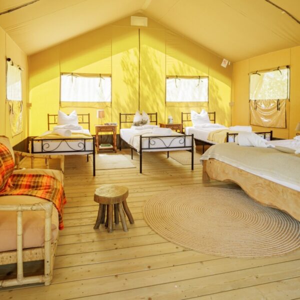 Intérieur cosy d'un lodge au Glamping Le Camp dans le Tarn et Garonne à Varen proche d'Albi