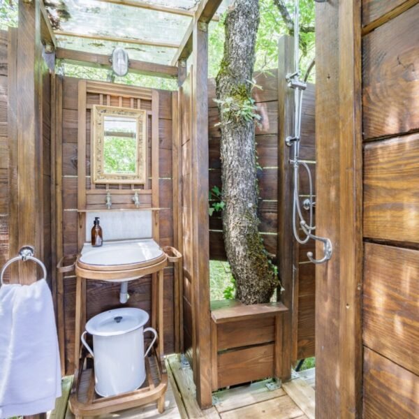 Salle de bain extérieure au Glamping Le Camp dans le Tarn et Garonne à Varen proche d'Albi