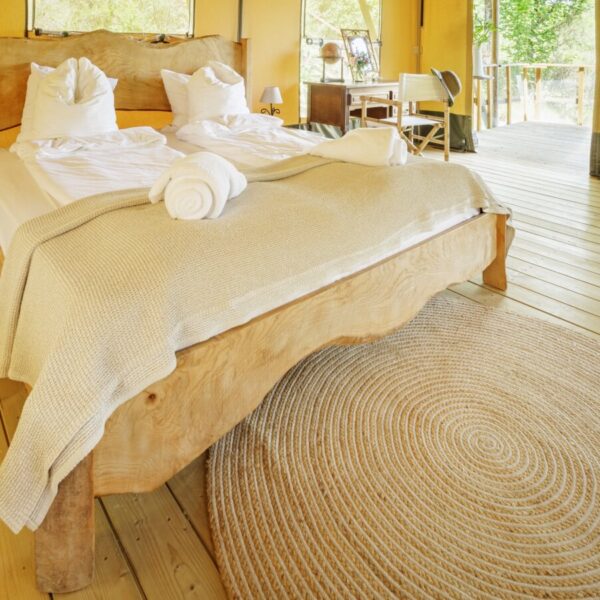 Grand lit confortable dans un lodge au Glamping Le Camp dans le Tarn et Garonne à Varen proche d'Albi