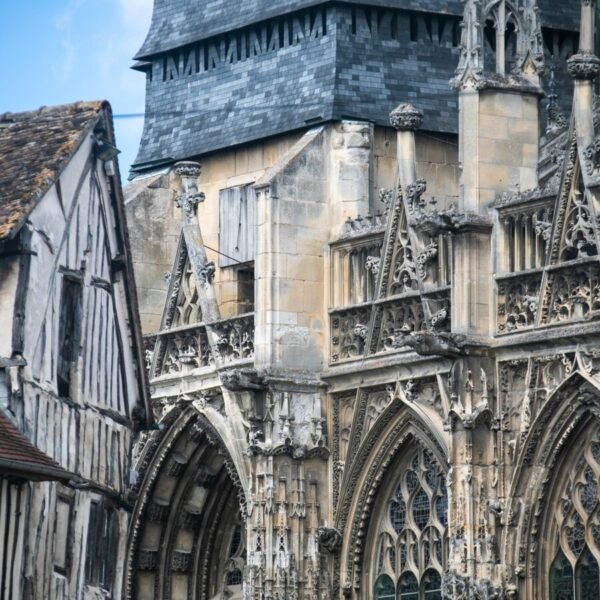 Patrimoine historique à proximité du Camping Municipal Camp'Eure à Pont de l'Arche en Normandie dans l'Eure