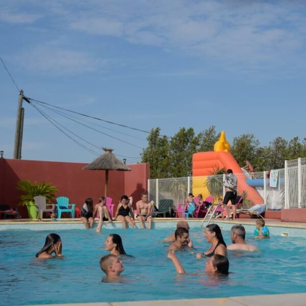 Personnes dans la piscine du Flower Camping Altéa à Vic la Gardiole dans l'Hérault près de Montpellier