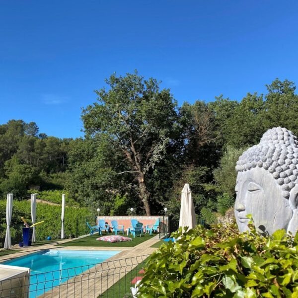 Piscine dans le jardin des Chambres d'hôtes La Vie est Belle en Provence dans le Var près de St Maximin en Provence