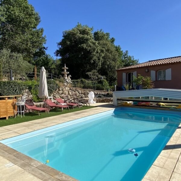 Piscine dans le jardin des Chambres d'hôtes La Vie est Belle en Provence dans le Var près de St Maximin en Provence