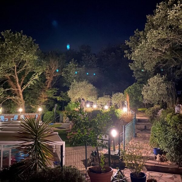 Le jardin la nuit des Chambres d'hôtes La Vie est Belle en Provence dans le Var près de St Maximin en Provence