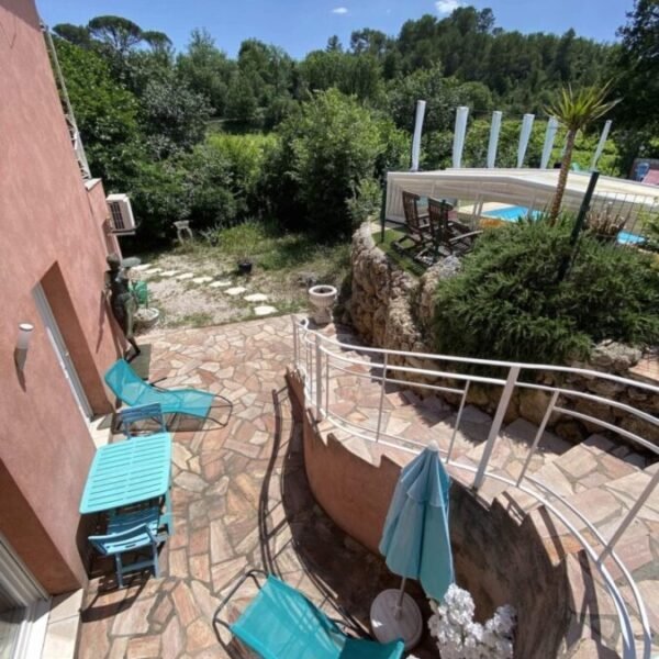 Terrasse privative dans les Chambres d'hôtes La Vie est Belle en Provence dans le Var près de St Maximin en Provence