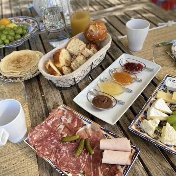 Petit déjeuner fait maison des Chambres d'hôtes La Vie est Belle en Provence dans le Var près de St Maximin en Provence