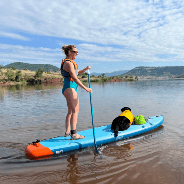 sophie et musher qui montrent qu'il est possible de faire du paddle avec son chien