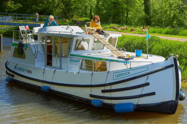 Partez avec votre chien sur le canal de Nantes à Brest en Bretagne grâce à Locaboat et leur Pénichette® sans permis