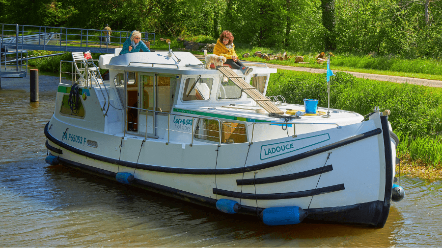 Partez avec votre chien sur le canal de Nantes à Brest en Bretagne grâce à Locaboat et leur Pénichette® sans permis