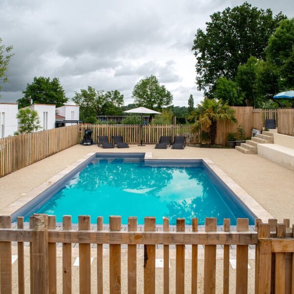 Piscine chauffée des Gites Etang et Village près de Niort et des Marais Poitevins dans les Deux Sèvres en Nouvelle Aquitaine