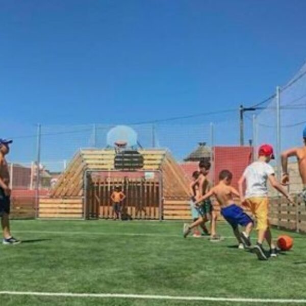 Enfants jouant sur le terrain multisports du Flower Camping Altéa à Vic la Gardiole dans l'Hérault près de Montpellier