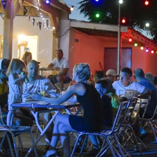 Repas en famille au restaurant du Flower Camping Altéa à Vic la Gardiole dans l'Hérault près de Montpellier