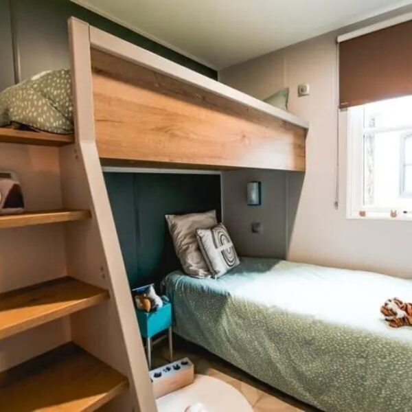 Chambre avec lits superposés dans un bungalow du Camping Les Chênes Verts à Pornic en Loire Atlantique dans les Pays de la Loire