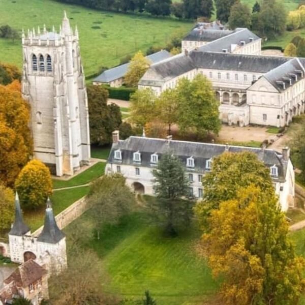 Village historique proche des Gites Le Paddock du Bec en Normandie au Bec-Hellouin dans l' Eure
