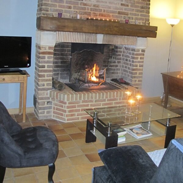 Salon avec cheminée au Domaine de la Ferme de Fourges en Normandie dans l'Eure proche de Pont Audemer