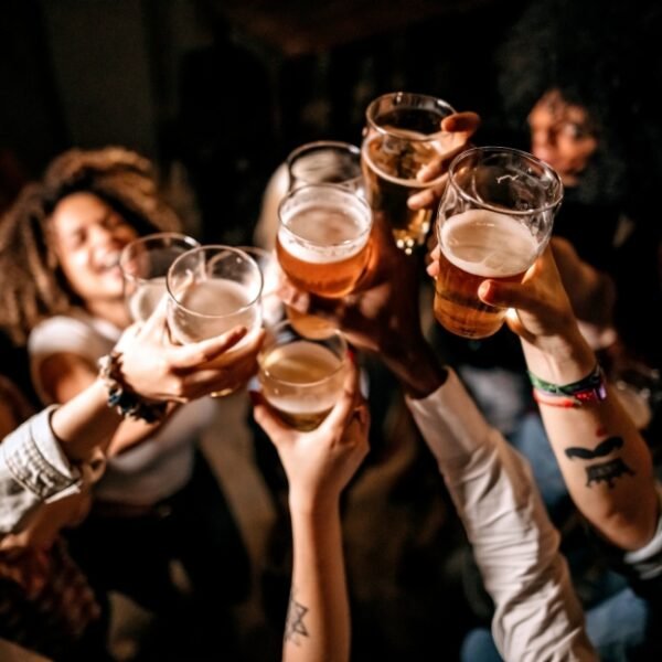 Groupe d'ami trinquant au Bar le Calypso à Crozon en Bretagne dans le Finistère