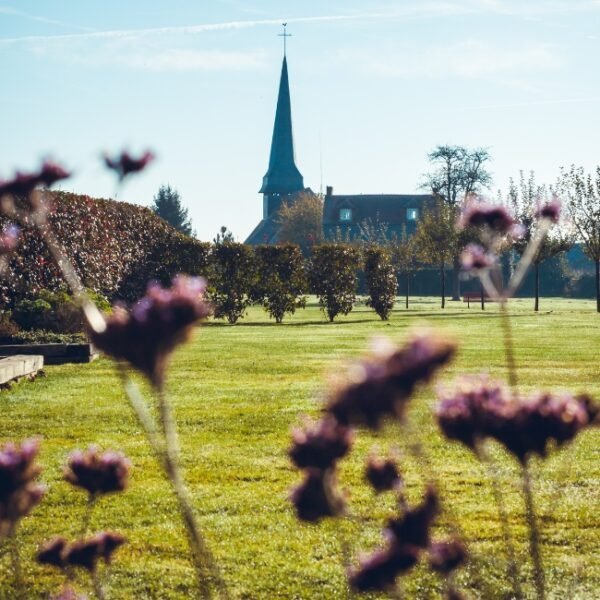 Vue depuis le jardin du Manoir de Surville, établissement Haut de Gamme dans l'Eure en Normandie