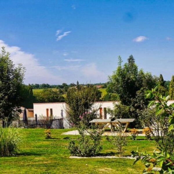 Gites Etang et Village près de Niort et des Marais Poitevins dans les Deux Sèvres en Nouvelle Aquitaine