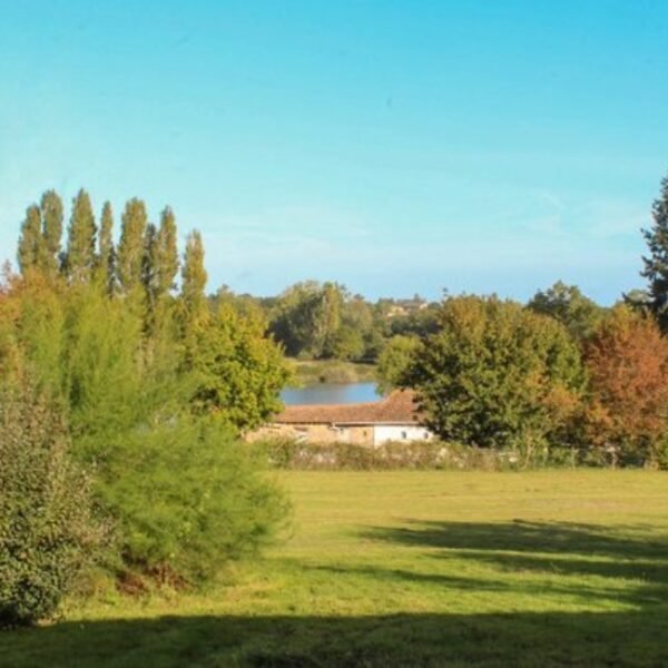 Vue depuis les Gites Etang et Village près de Niort et des Marais Poitevins dans les Deux Sèvres en Nouvelle Aquitaine