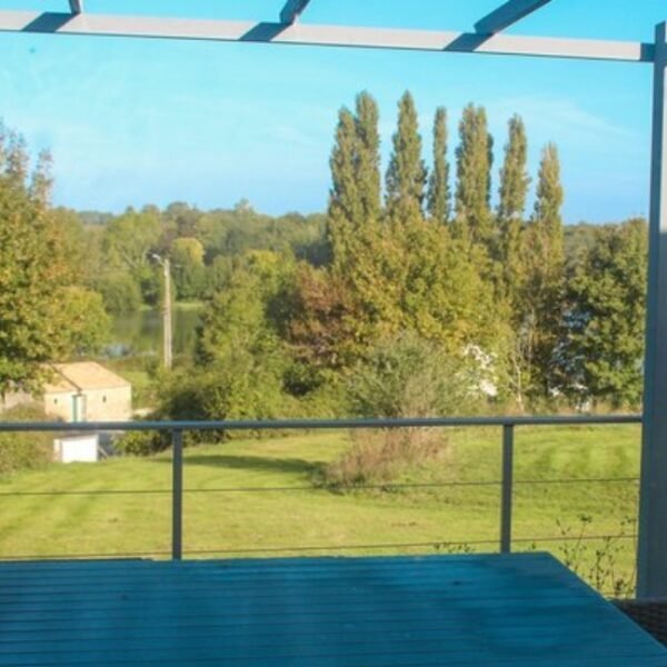 Vue depuis les terrasses des Gites Etang et Village près de Niort et des Marais Poitevins dans les Deux Sèvres en Nouvelle Aquitaine