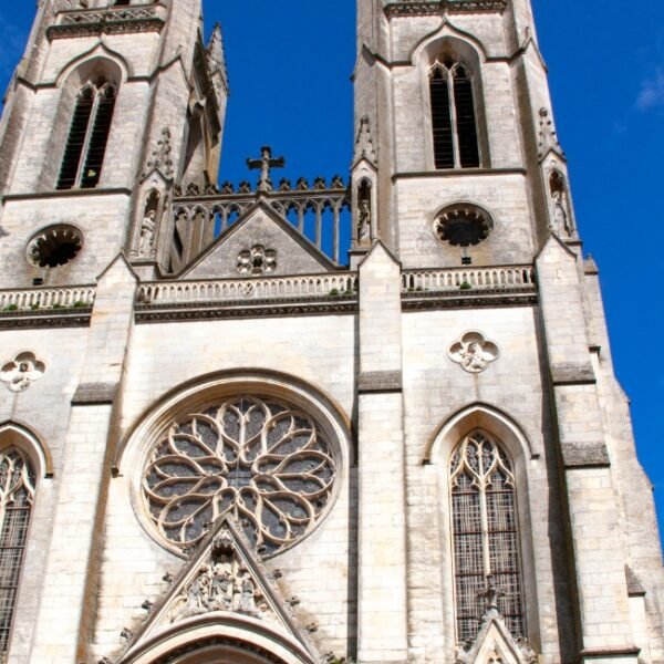 Cathédrale de Niort proche des Gites Etang et Village près de Niort et des Marais Poitevins dans les Deux Sèvres en Nouvelle Aquitaine