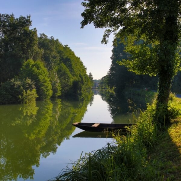 Rivière et barque proche des Gites Etang et Village près de Niort et des Marais Poitevins dans les Deux Sèvres en Nouvelle Aquitaine