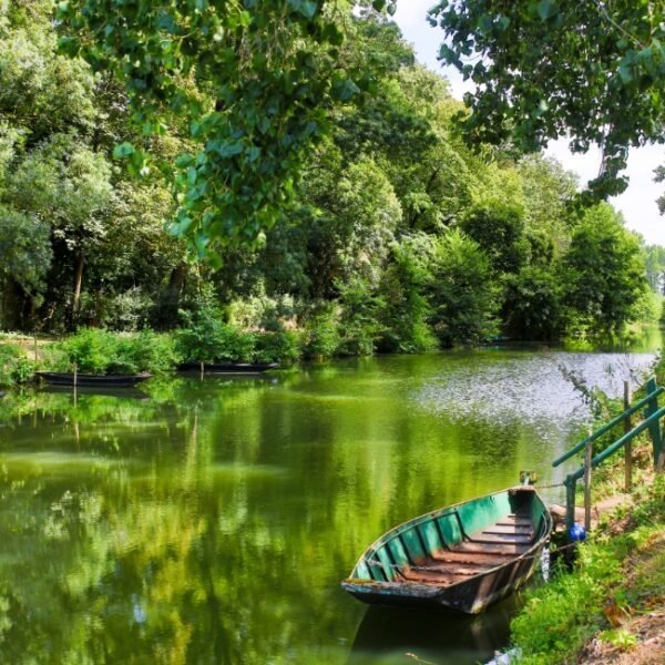 Rivière et barque proche des Gites Etang et Village près de Niort et des Marais Poitevins dans les Deux Sèvres en Nouvelle Aquitaine