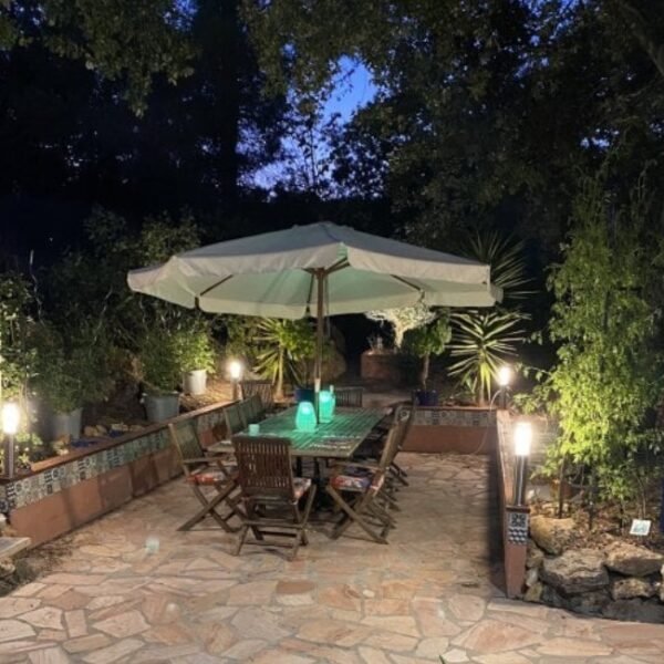 Table sur la terrasse des Chambres d'hôtes La Vie est Belle en Provence dans le Var près de St Maximin en Provence