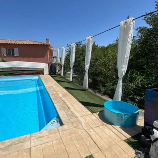 Piscine à chiens au bord de la piscine des Chambres d'hôtes La Vie est Belle en Provence dans le Var près de St Maximin en Provence