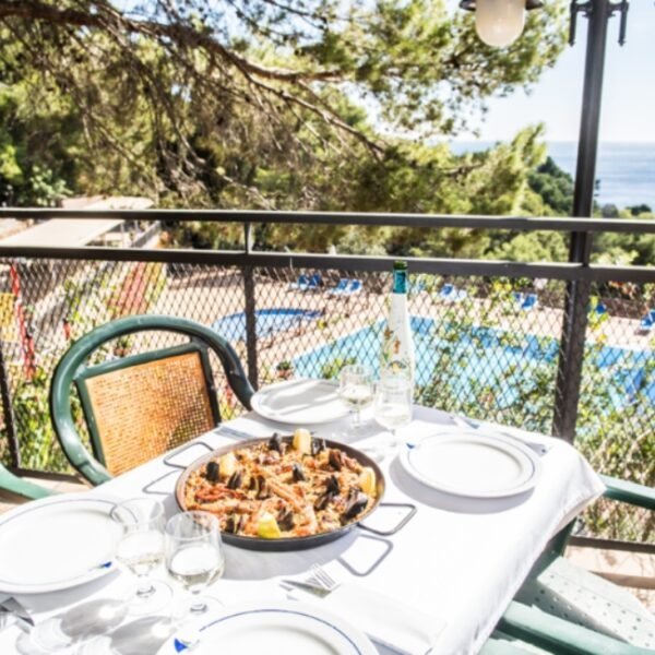 Table sur la terrasse du restaurant du Camping Sea Green Cala Llevado en Espagne sur la Costa Brava à Tossa de Mar