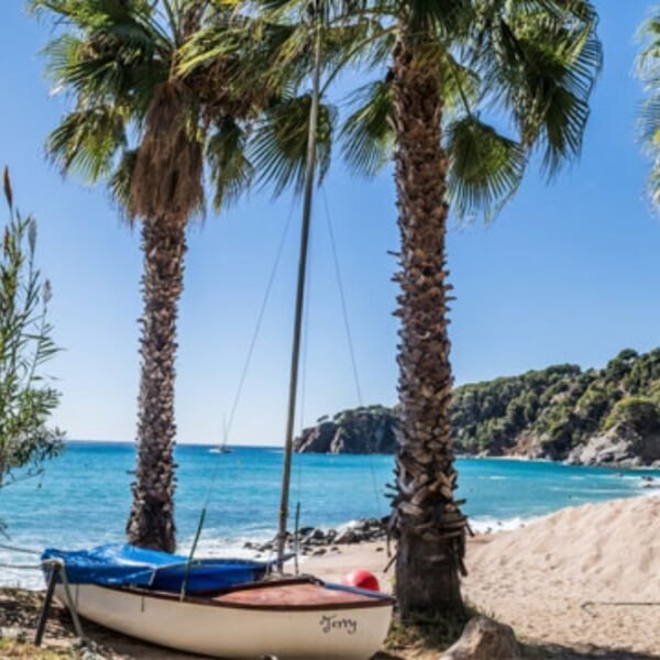 Bateau sur la plage proche du Camping Sea Green Cala Llevado en Espagne sur la Costa Brava à Tossa de Mar