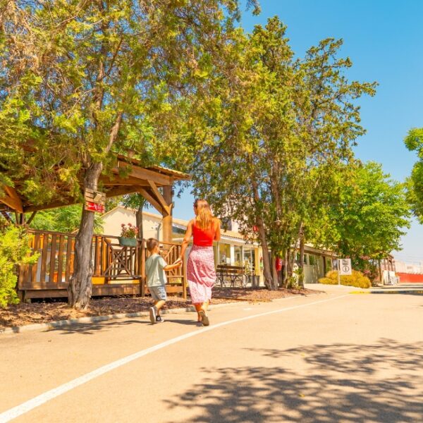 Famille en vacances au Camping le Mas des Roses à Vic la Gardiole dans l'Hérault dans le Sud de la France