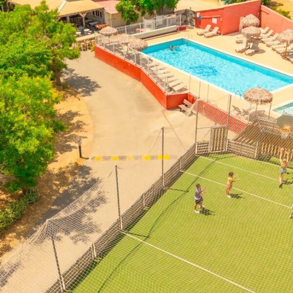Piscine et terrain multisports au Camping le Mas des Roses à Vic la Gardiole dans l'Hérault dans le Sud de la France