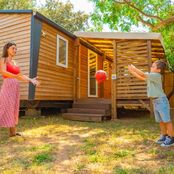 Famille en vacances au Camping le Mas des Roses à Vic la Gardiole dans l'Hérault dans le Sud de la France