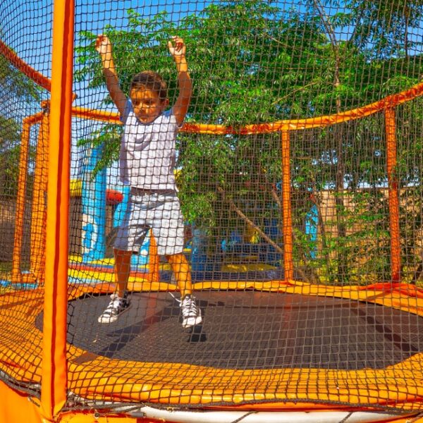 Trampoline pour les enfants au Camping le Mas des Roses à Vic la Gardiole dans l'Hérault dans le Sud de la France