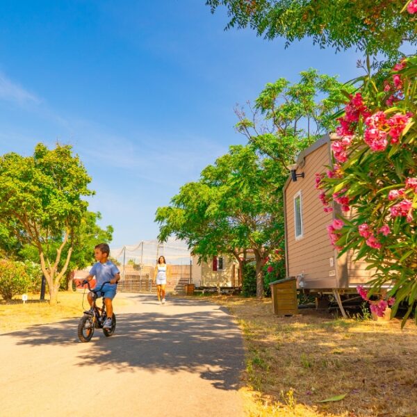 Enfant faisant du vélo au Camping le Mas des Roses à Vic la Gardiole dans l'Hérault dans le Sud de la France